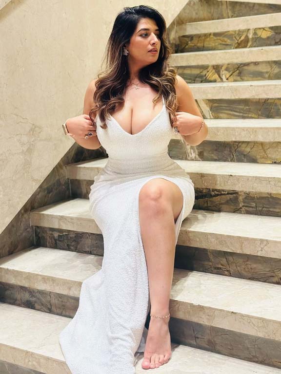 Pune aged housewife Call Girl